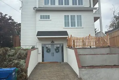 Image de Brand new separate apt from brand new house in Alki. Steps to water!