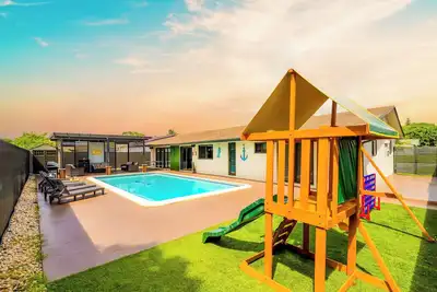 Image de Spacious Family Retreat w/ Pool, Large Yard, Theater, Near Zoo Miami & Keys