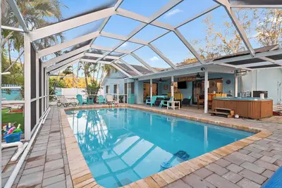 Image de Seminole Beach Retreat! 8 Beds, Huge Heated Pool, 2 miles to Indian Rocks Beach!