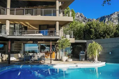 Image de Seaside Serenity- Spacious 5-Bedroom Gem with Breathtaking Views in Camps Bay