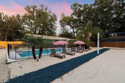 Image de Urban Escape: Artificial Beach W/Volleyball Pit