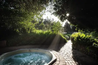 Image de Italian Style 2 Bedroom Guesthouse and Gardens In Beautiful Topanga