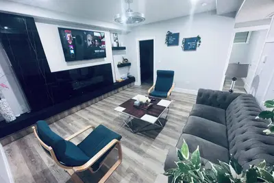 Image de Executive 3br Suite with upgrades and a separate entrance. Sleeps 8. Well-stocked, high-end kitchen. Pet friendly.