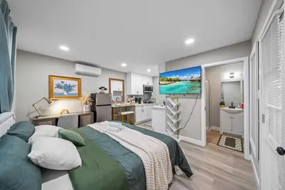 Image de Modern Studio w King Bed, Full Kitchen, Gated Yard