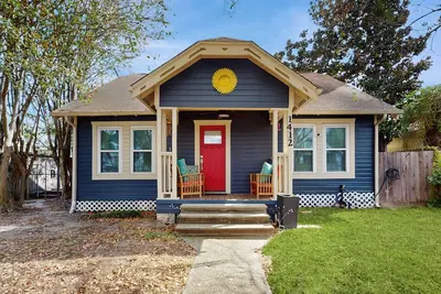 Image de Charming dog-friendly home and private studio with private patios, grill & TVs