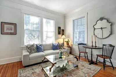 Image de Charming 2br/1ba in a Restored 1920s Savannah Home