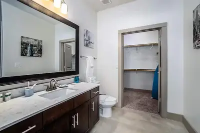 Image de Central 2-bedroom apartment with Ac in vibrant Downtown Houston - Free Parking