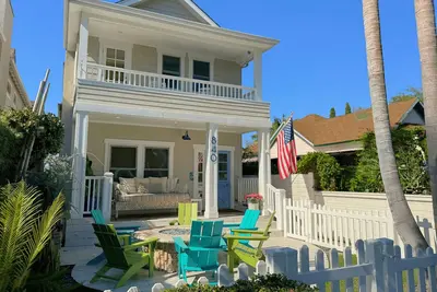 Image de Coastal-Modern Village Retreat in the Heart of Coronado