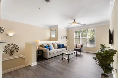 Crossroads Townhome 2br with Garage 2