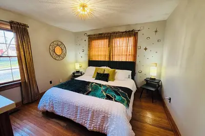 Image de Retroville – A Cozy, Family- & Pet-Friendly Retro Retreat with no cleaning fee!