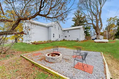 Image de Spacious house with hot tub, gas fireplace, firepit - dog friendly