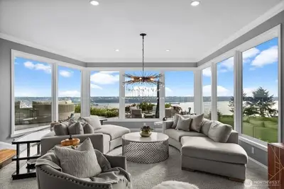 Image de Ocean View Estate in Tacoma---5 Bedroom