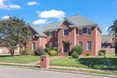Image de Spacious Solace House in Historic Hampton- bedroom with full bath on 1st floor