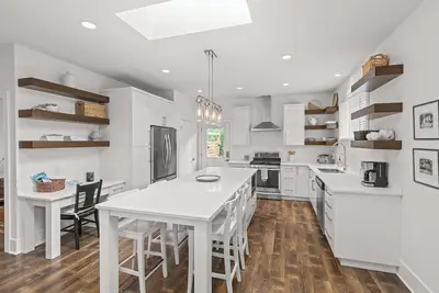 Image de Welcome to your Kelowna getaway with this new 2 bedroom, 2 bathroom full home!