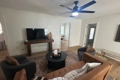 Image de Wildcat Way! 4 Bedrooms | Games! Steps from Acu!