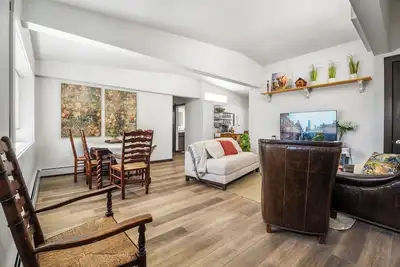 Image de Hyacinth 768, sunny three bedroom close to the university and park.