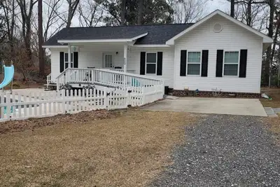 Image de Cozy 1-bedroom cottage in Jesup, Ga, with all the amenities of home!