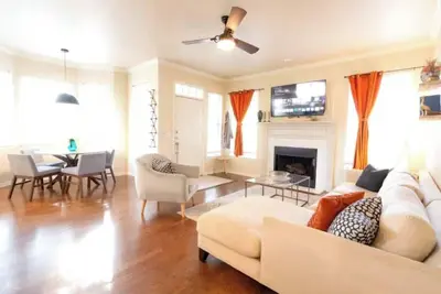 Image de Luxury Condo - Prime Location -Ideal Mid-term Rental