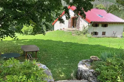 Image de Maison au milieu des champs avec accès direct à la rivière« la Valserine »
