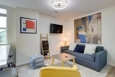 Image de 1 Mi to University of Cincinnati: 3rd-Floor Condo!