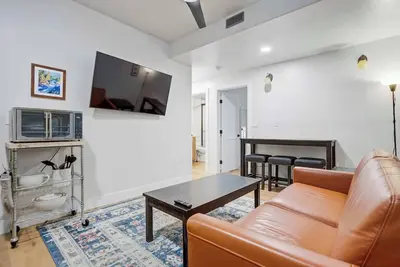 Image de Hacienda Chiquita! Centrally Located Private Basement