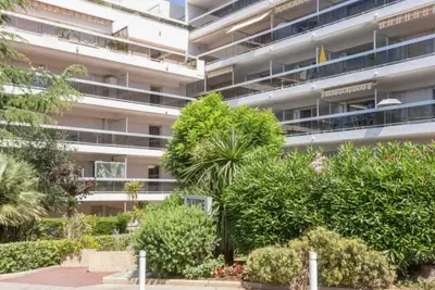 Image de Appartement Juan Les Pins dans résidence proche centre ville et plage