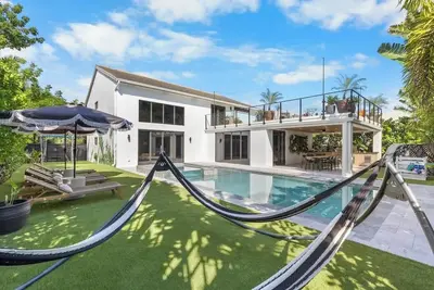 Image de Miami Retreat w/ Sunset Rooftop, Pool, Hot Tub & Game Room