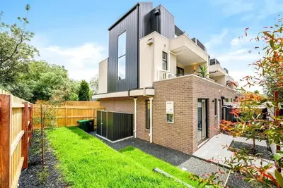 Image de Central Mount Waverley Townhouse with parking!