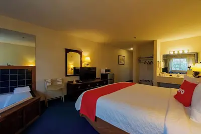 Image de Relaxing Room w/ Queen Bed + Jetted Tub in Peaceful Eureka Springs Setting