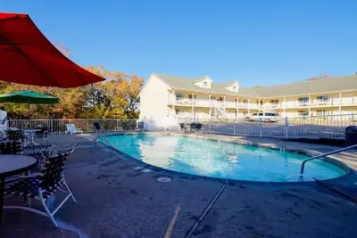 Image de Enjoy Soothing Jetted Tub in Spacious Room Near Eureka Springs Sights