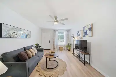 Image de Stay just minutes from Downtown in this cozy, well-designed 1-bedroom apartment. An ideal base for professionals, students, and travelers wanting fast access to Houston’s best dining and attractions.
