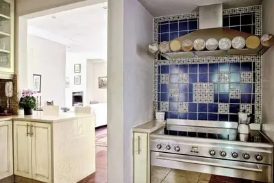 Image de Solar Power|150m to 4th Ave shops|Pool|Fireplace