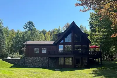 Image de Hidden Creek Lodge - Quiet cabin tucked in the woods, contemporary decor