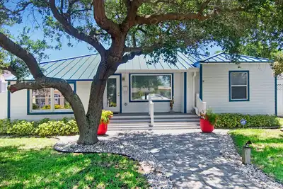 Image de Blue Sky Beach Cottage- 1 block to the beach and in downtown Cocoa Beach!