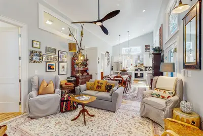 Image de Charming house with grill, WiFi & mountain views - centrally located!