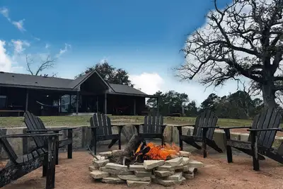 Image de Luxury Cabin on Private Lake - Rustic Elegance - Atv’s, Canoes, Fire Pit, Skeet