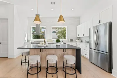 Image de Newly Built 3br Home with Premium Furnishings • Prime Memorial Park Location