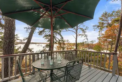 Image de Waterfront on Swan Pond with Kayaks!