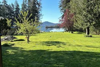 Cozy waterfront retreat in Sooke!