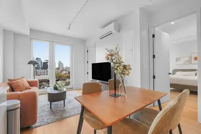 Chic Top-Fl Escape 2bd/1. 5ba Private Rooftop Haven