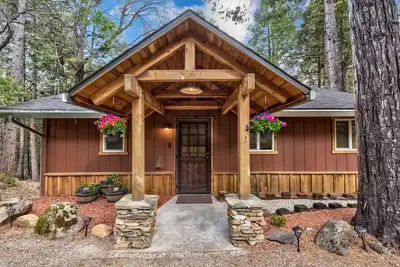 Image de Modern Comfort at Ninis Cottage Fish Camp • Steps from Yosemite