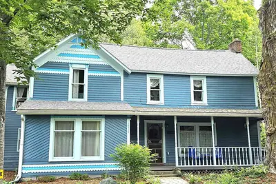 Image de Alden Brown Victorian | Walk to Torch Lake & Alden