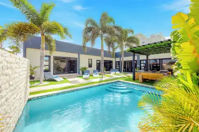 Image de Sea La Vie Suites at Palm Beach - 5 units 10Bedrooms & 5Bathrooms w/Pool&Jacuzzi