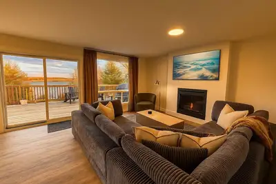 Image de The Perfect Muskoka Getaway-Lake Access on Three Mile Lake • Fire Pit • PingPong