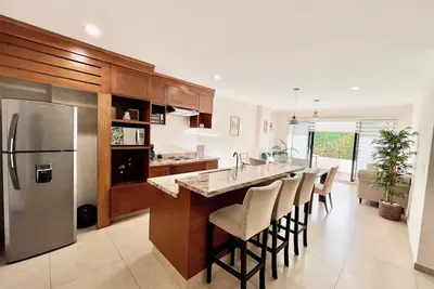 Image de Family condo with pool and beach 2 minutes away