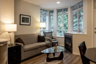 Image de Whistler Vill 1br: Sleeps 4 Hot Tub w/ Private Patio-Walk to Lifts!