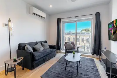 Industrial 1bd w/ Balcony • Bushwick Escape