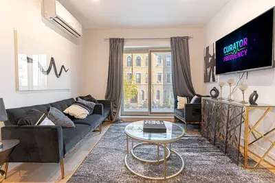 Mixed Modern Hideaway: Cozy 1br & Balcony