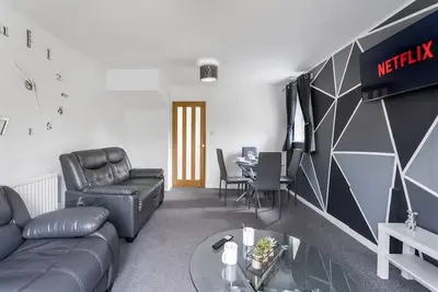 Image de Stylish 2-Bedroom House in Oldbury | Sleeps 4