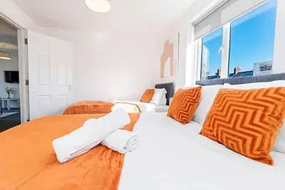 Image de Vibrant Elms 3 | Sleeps 6 | Free Parking